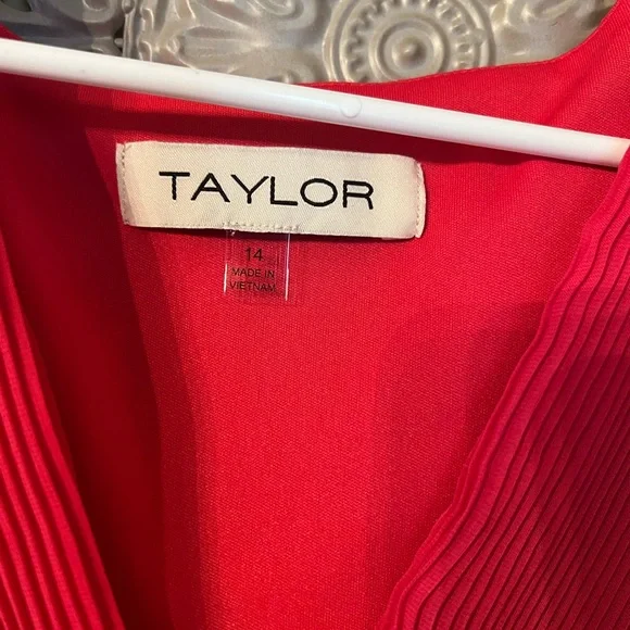 Size 14 Hot pink pleated Taylor semi-formal dress with flutter sleeve detail - Picture 3 of 3